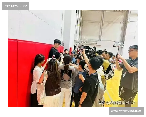 夏季联赛球迷文化透视:中国助威团包场开拓者首排营造热烈氛围 夏季联赛球迷文化透视:中国助威团包场开拓者首排营造热烈氛围